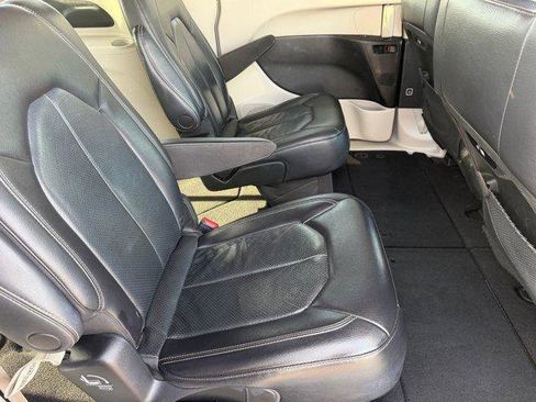 Used 2022 Chrysler Pacifica Touring-L image 15