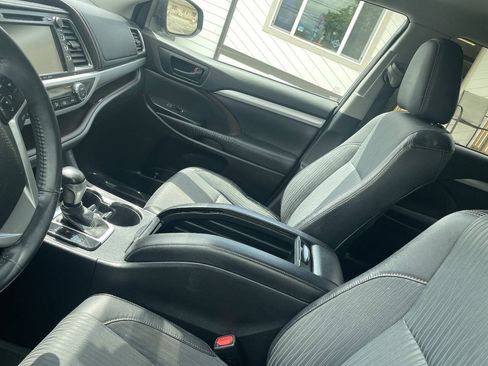 Used 2016 Toyota Highlander Plus AWD/4WD image 5