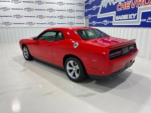 Used 2019 Dodge Challenger SXT RWD image 4