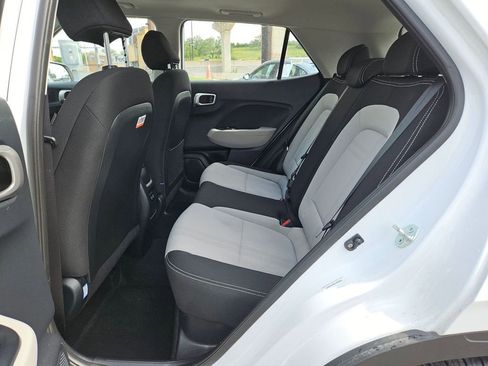 Used 2025 Hyundai Venue SEL FWD image 17