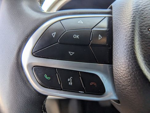 Used 2023 Chrysler Pacifica Touring-L FWD image 25