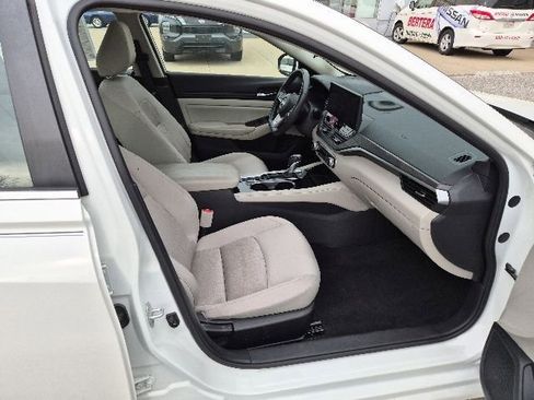 Used 2024 Nissan Altima 2.5 SV w/ SV Premium Package FWD image 10