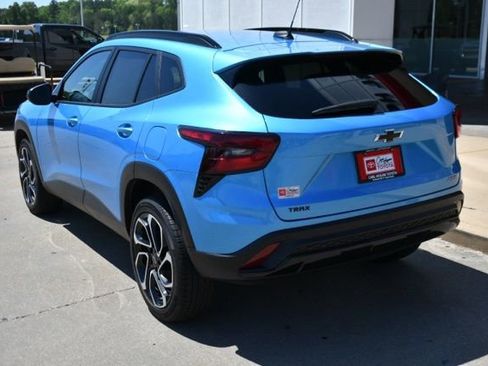 Used 2025 Chevrolet Trax RS w/ Driver Confidence Package FWD image 3