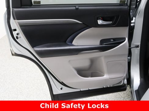 Used 2018 Toyota Highlander Limited image 30