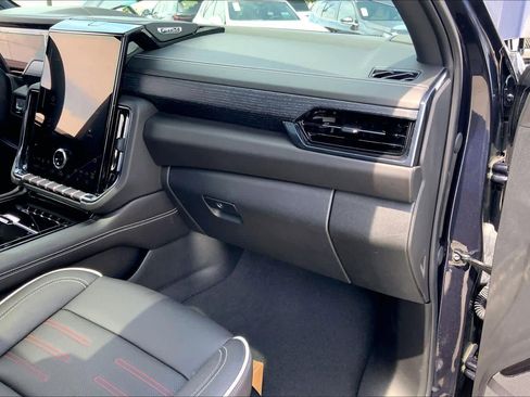 Used 2025 GMC Yukon XL AT4 Ultimate AWD/4WD image 18