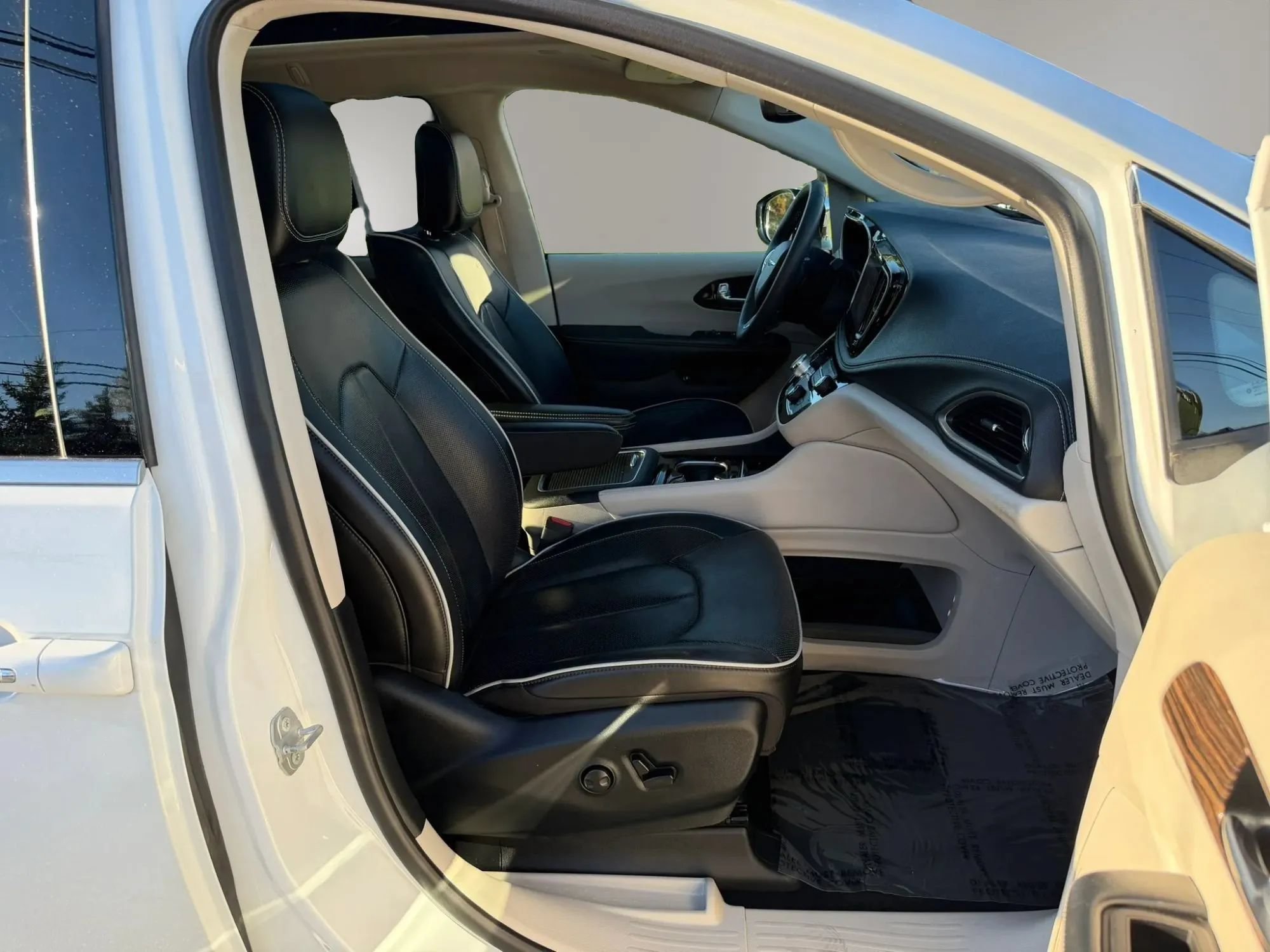 Used 2023 Chrysler Pacifica Limited w/ Uconnect Theater Family Group FWD image 56