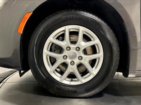 Used 2017 Chrysler Pacifica Touring image 9