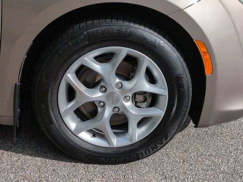 Used 2017 Chrysler Pacifica Touring-L Plus w/ Tire & Wheel Group FWD image 11