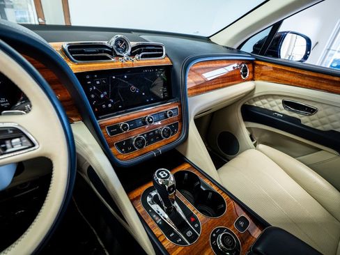 Used 2021 Bentley Bentayga image 46