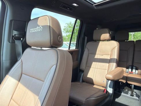 Used 2025 Chevrolet Suburban High Country AWD/4WD image 11
