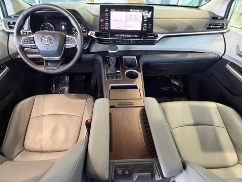 Certified 2021 Toyota Sienna XLE FWD image 34