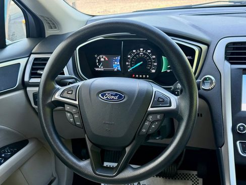 Used 2017 Ford Fusion SE w/ Fusion SE Technology Package FWD image 19