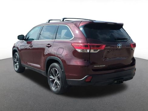 Used 2019 Toyota Highlander LE AWD/4WD image 4