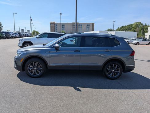 Used 2023 Volkswagen Tiguan SE w/ Panoramic Sunroof Package image 6