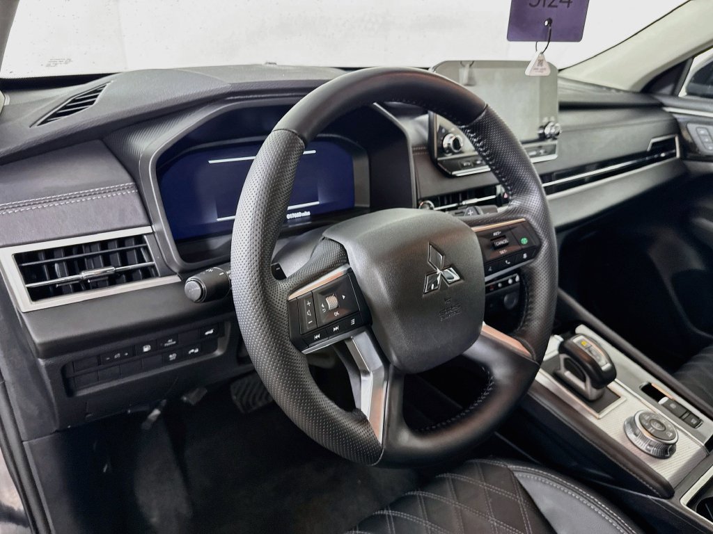 Used 2025 Mitsubishi Outlander 4WD Plug-In Hybrid image 9