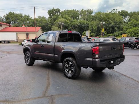 Used 2019 Toyota Tacoma TRD Sport w/ TRD Premium Sport Package AWD/4WD image 7