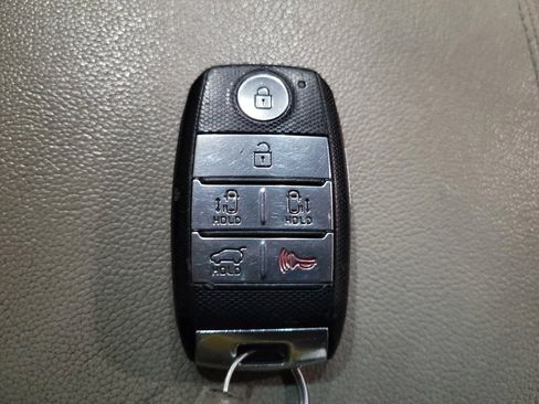 Used 2017 Kia Sedona LX w/ LX Essentials Premium Package FWD image 32