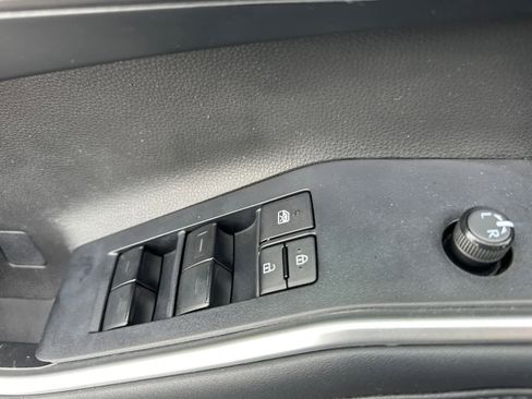 Used 2022 Toyota Highlander L FWD image 11