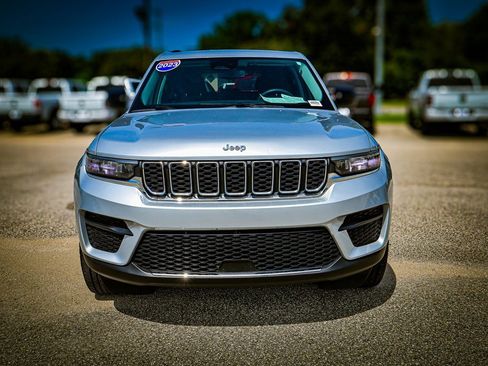 Used 2023 Jeep Grand Cherokee Laredo image 2