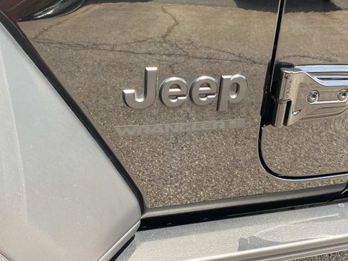Used 2025 Jeep Wrangler Unlimited Sport AWD/4WD image 13