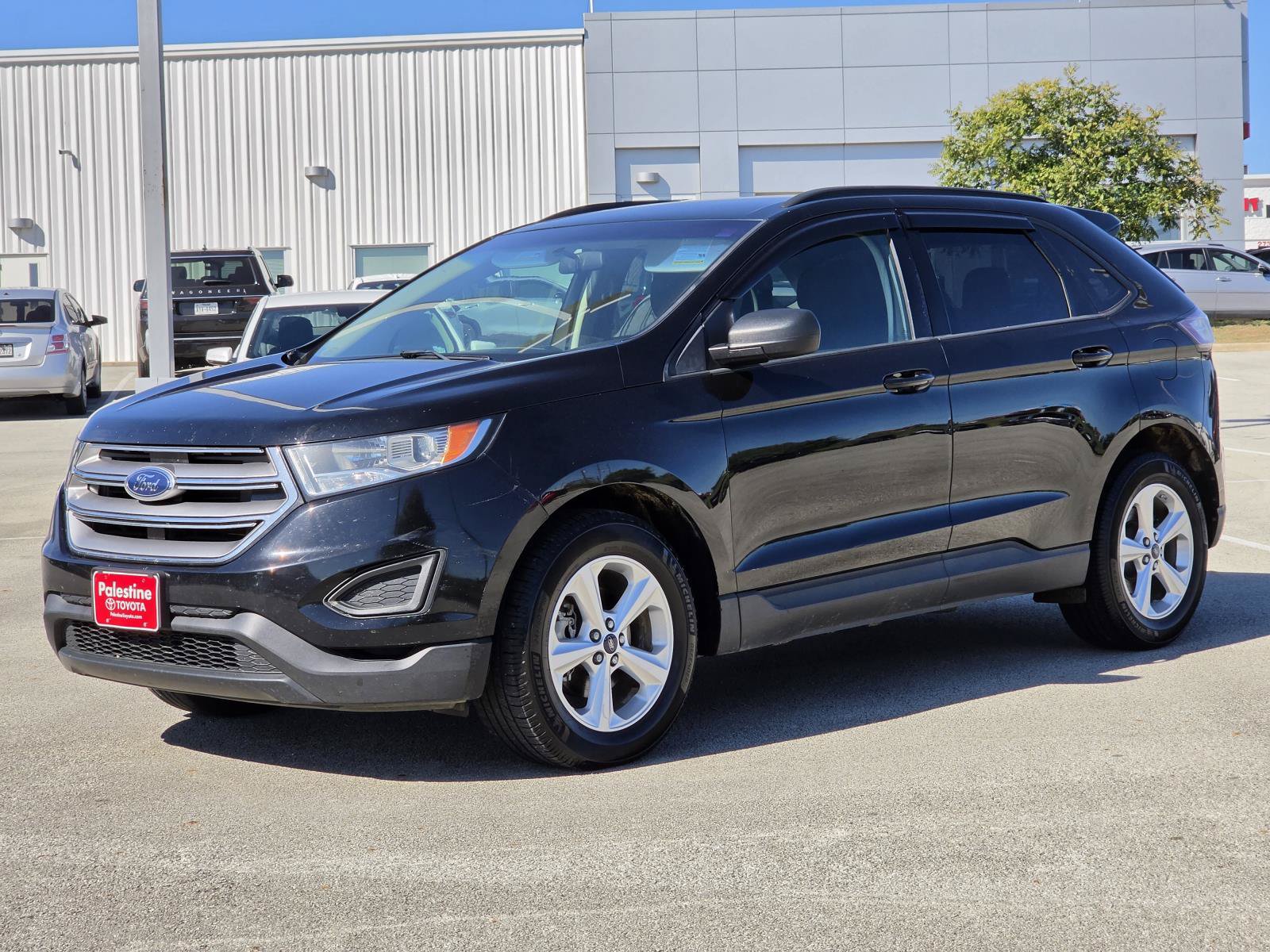 Used 2018 Ford Edge SE FWD image 3