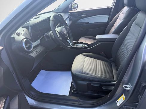 Certified 2025 Chevrolet Trax LT w/ Driver Confidence Package FWD image 12