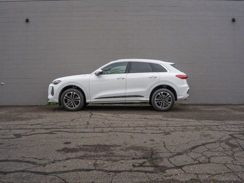 Used 2025 Audi Q5 Premium w/ Convenience Package AWD/4WD image 2