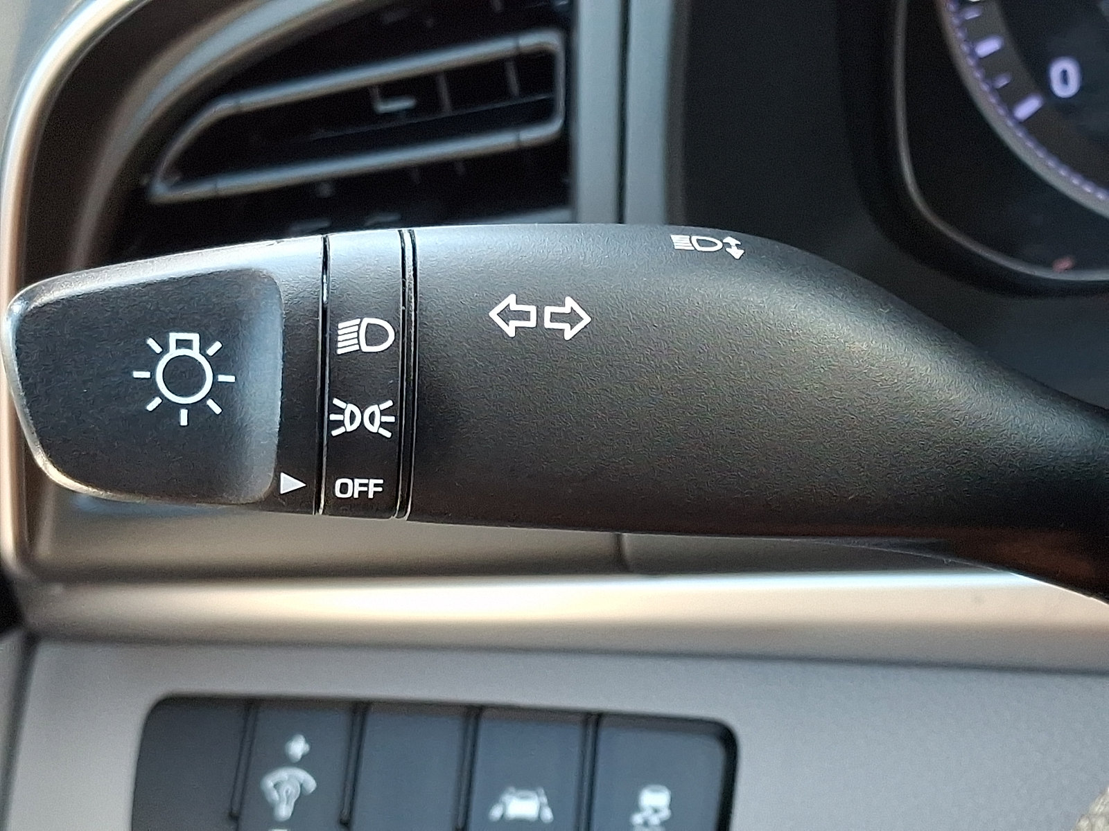 Used 2020 Hyundai Elantra SE FWD image 24