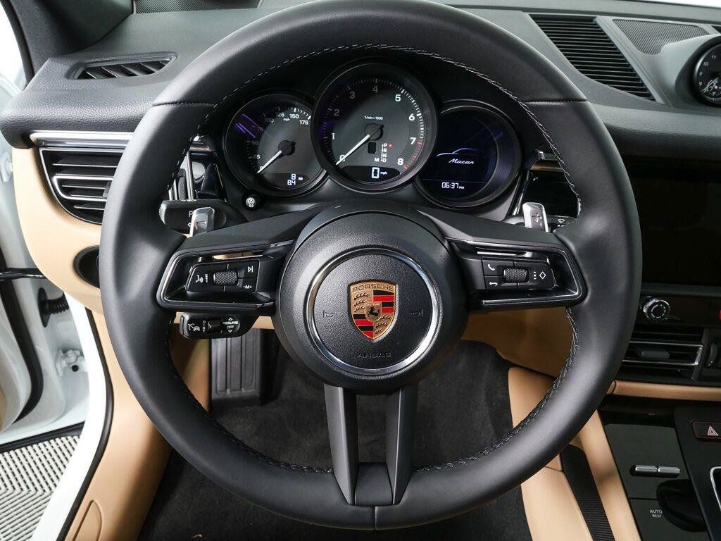 Certified 2026 Porsche Macan AWD/4WD image 9