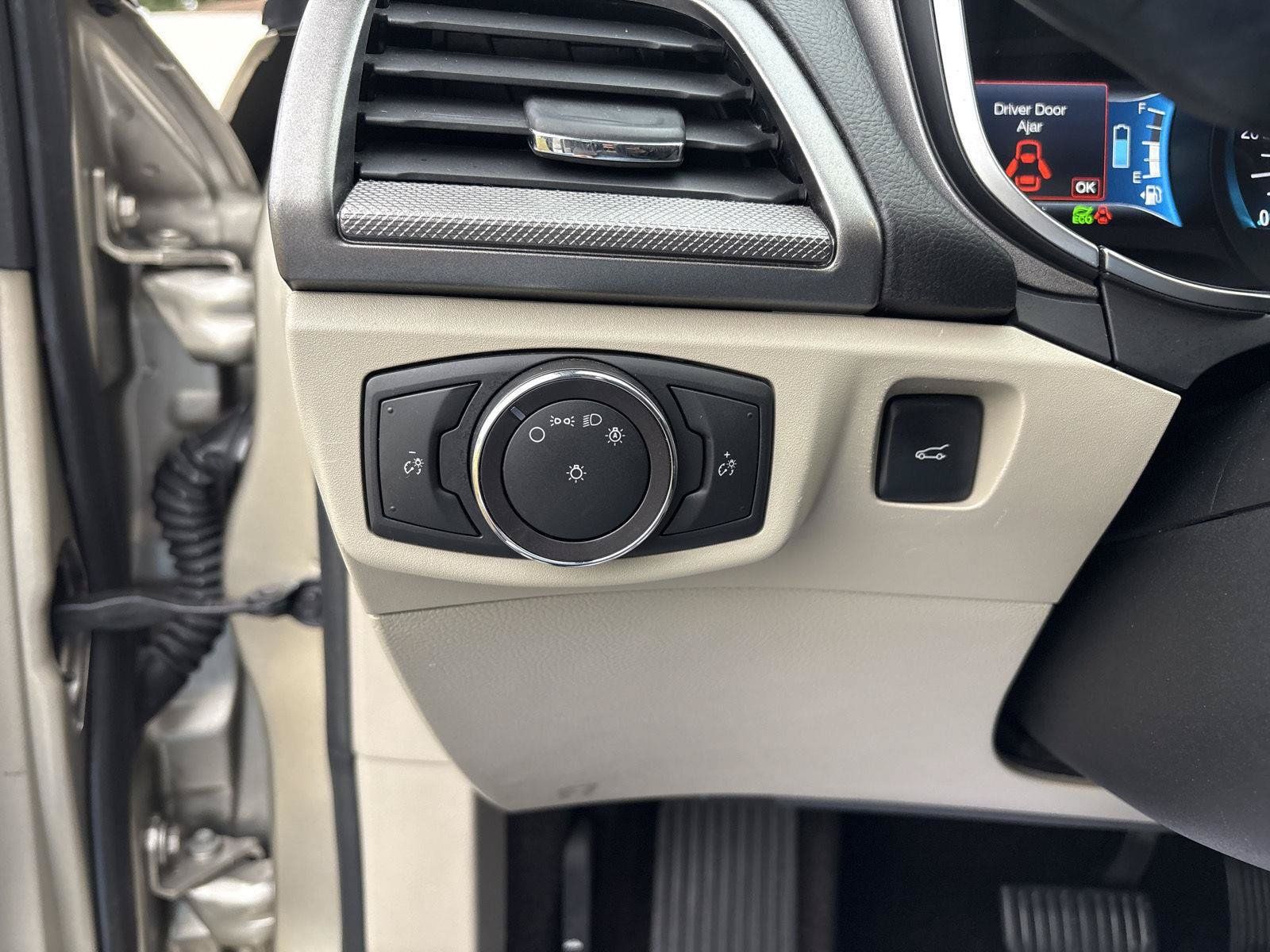Used 2018 Ford Fusion SE FWD image 18