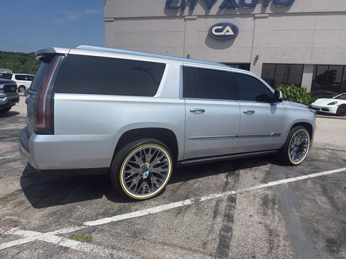 Used 2015 Cadillac Escalade ESV Platinum RWD image 3