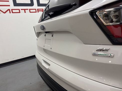 Used 2017 Ford Escape SE w/ SE Sport Appearance Package image 10