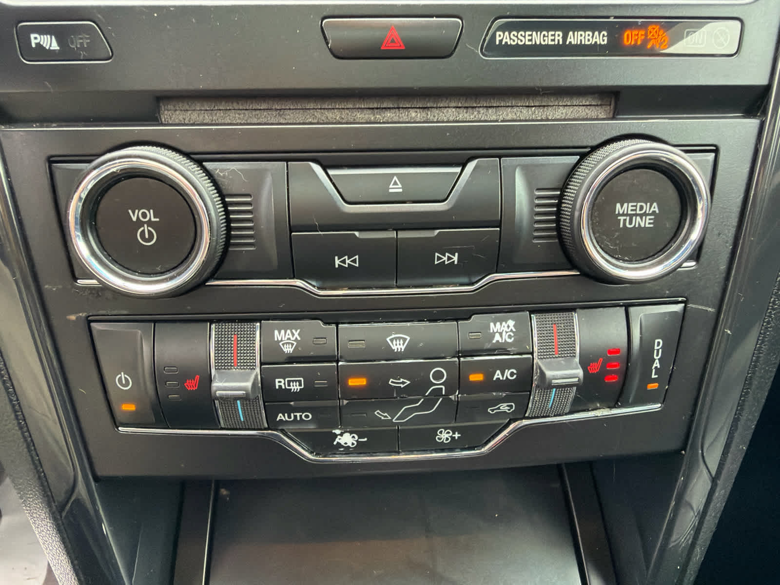 Used 2016 Ford Explorer XLT w/ Equipment Group 202A AWD/4WD image 21