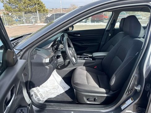 Used 2024 Nissan Altima 2.5 SV FWD image 11