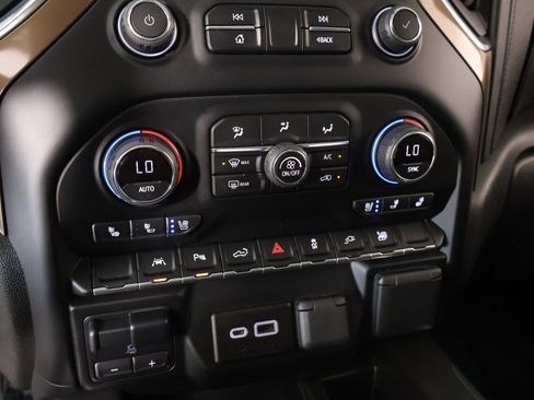 Used 2022 Chevrolet Silverado 1500 High Country w/ Technology Package AWD/4WD image 8