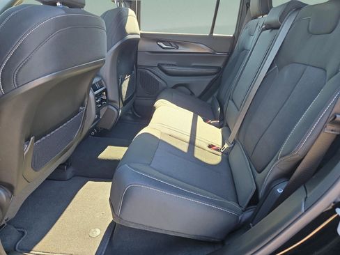 New 2025 Jeep Grand Cherokee Laredo image 13