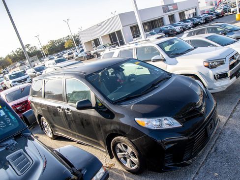 Used 2020 Toyota Sienna L image 7