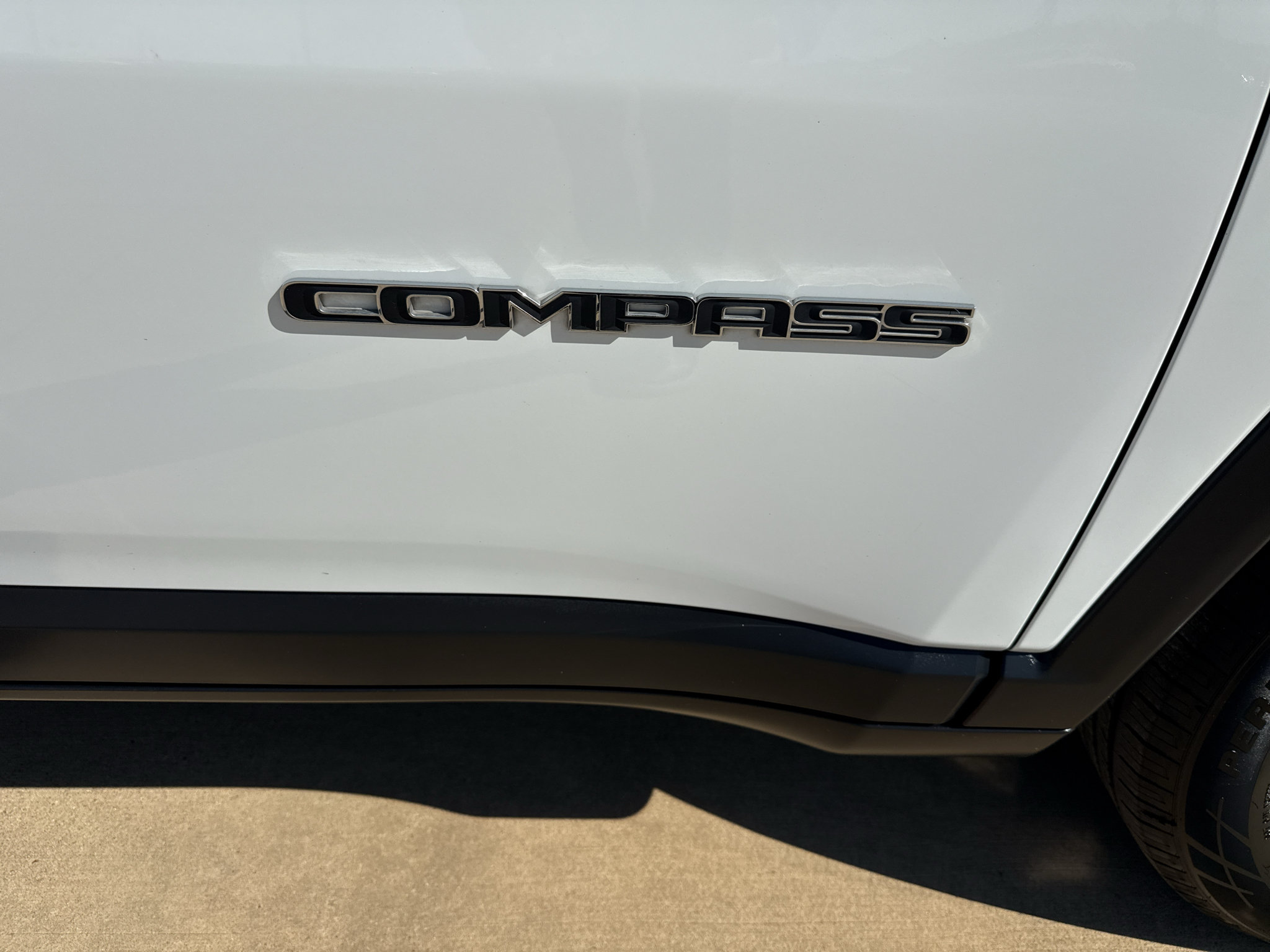 Used 2025 Jeep Compass Latitude w/ Sun & Sound Group AWD/4WD image 10