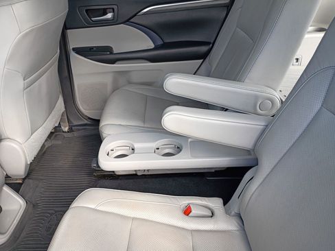 Used 2018 Toyota Highlander Limited Platinum AWD/4WD image 13