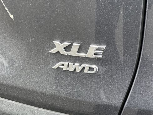 Used 2020 Toyota RAV4 XLE Premium image 10