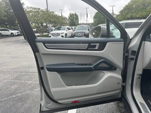 Used 2021 Porsche Cayenne AWD/4WD image 22
