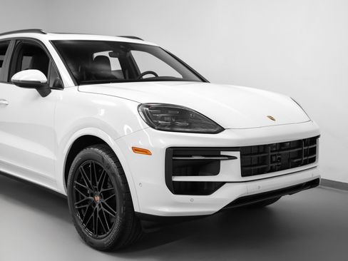 Used 2025 Porsche Cayenne image 9