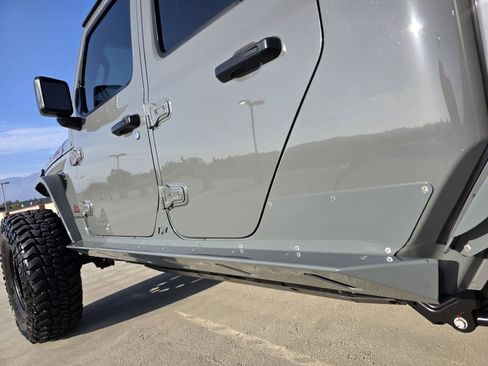 Used 2022 Jeep Gladiator Rubicon AWD/4WD image 12