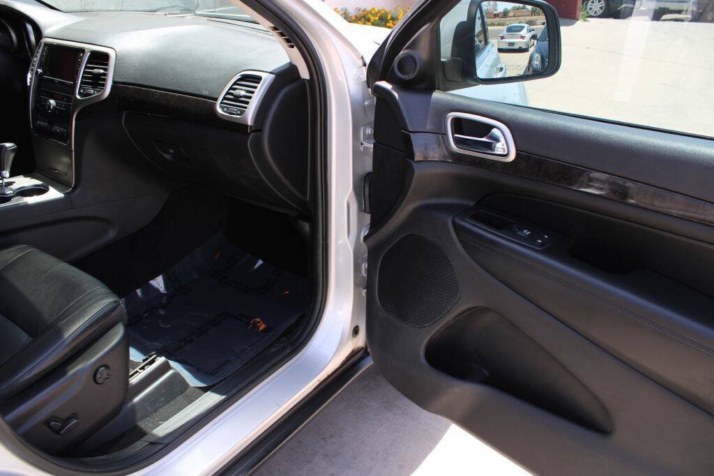 Used 2012 Jeep Grand Cherokee Laredo RWD image 11