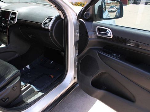 Used 2012 Jeep Grand Cherokee Laredo RWD image 11