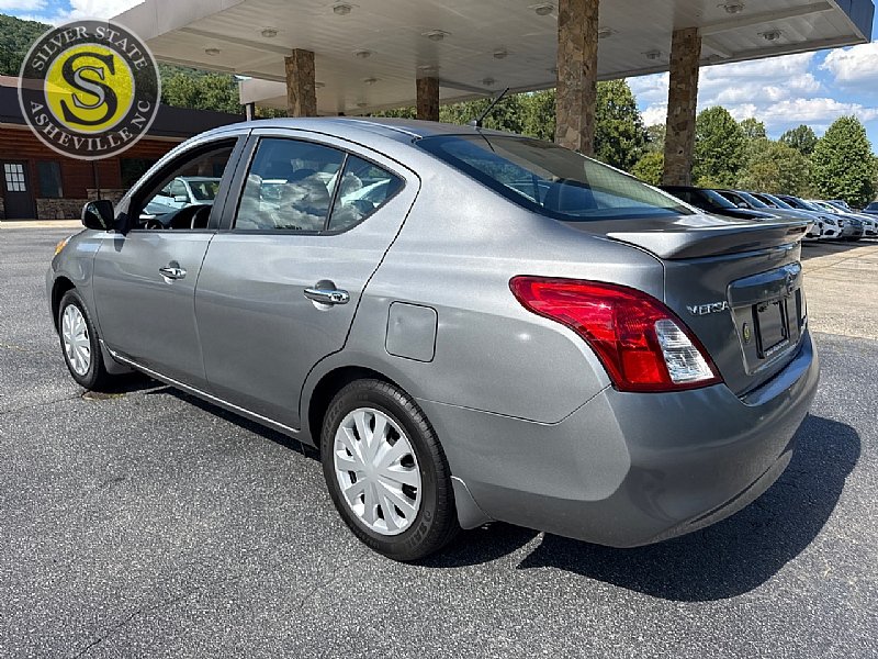 Used 2013 Nissan Versa SV FWD image 4