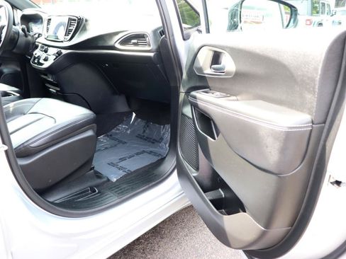 Used 2026 Chrysler Pacifica Select FWD image 17