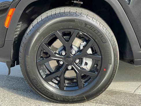New 2025 Jeep Grand Cherokee Altitude image 25