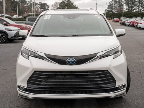 Used 2021 Toyota Sienna XLE image 2