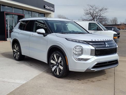 New 2026 Mitsubishi Outlander SEL image 14